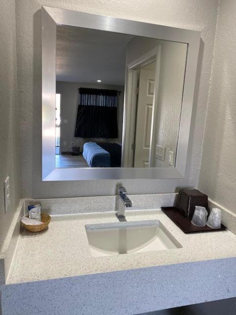 Tweetys 9 Diamond Inn Houston Exterior photo